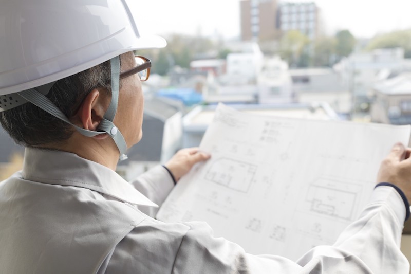 6建設作業の進捗確認をするスタッフたち