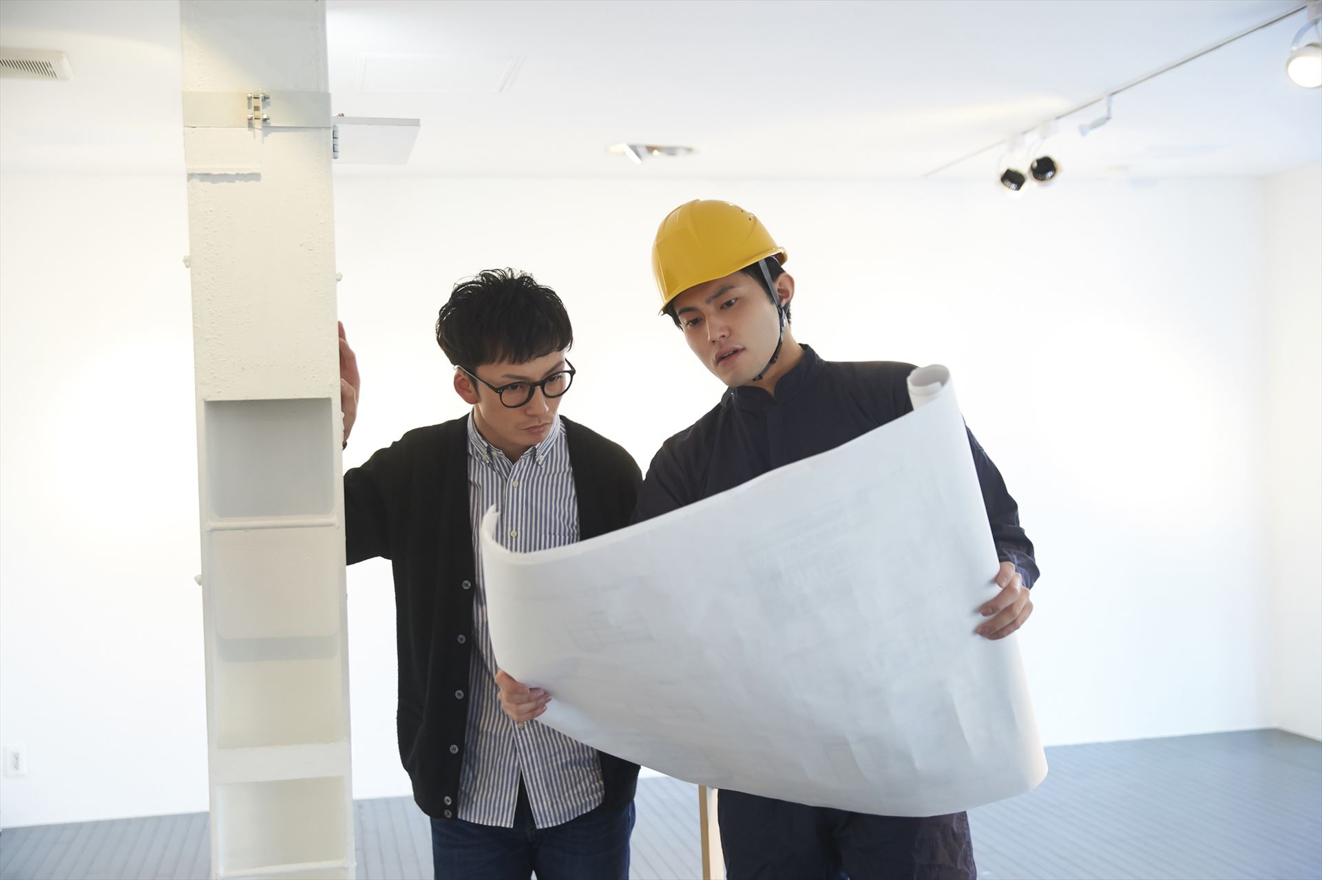 1現場で打ち合わせする設計士
